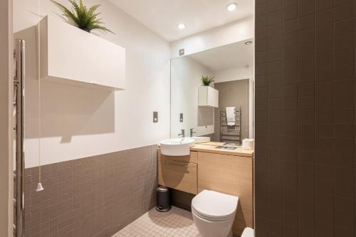 Ένα μπάνιο στο City Centre Apartments Shoreditch