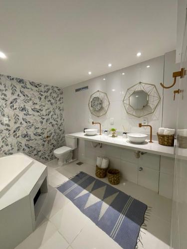 een badkamer met 2 wastafels en een toilet bij Cinque Terre Pousada & Bistrô in Rio de Janeiro