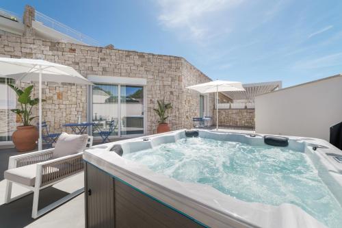 eine große Whirlpool-Badewanne auf einer Terrasse in der Unterkunft Southern Villas in Santa Maria di Leuca