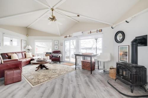 Gallery image of Private waterfront cottage - hot tub & kayaks in Kingston