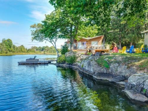 Gallery image of Private waterfront cottage - hot tub & kayaks in Kingston