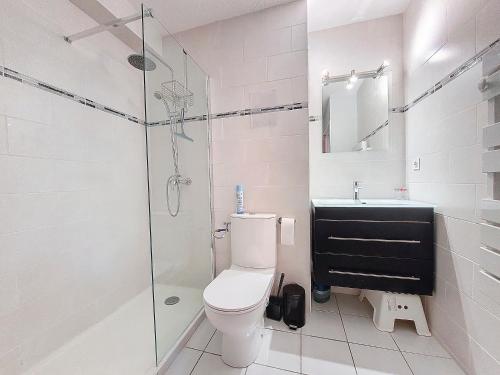 Ένα μπάνιο στο S-Pin 01-Soustons Appartement 4 personnes dans résidence avec piscine et tennis