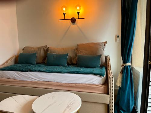 - un canapé avec 2 oreillers et 2 tables dans l'établissement Superbe appartement une chambre vue mer piscine tennis, à Cannes