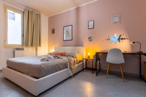 1 dormitorio con cama, escritorio y silla en Relax by the Castle - lake in 120 mt, en Desenzano del Garda
