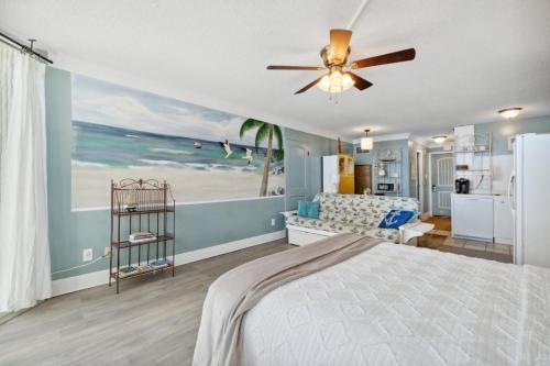- une chambre avec un lit et une vue sur l'océan dans l'établissement Top of the Gulf 803 - Luxury Beach Resort, à Panama City Beach