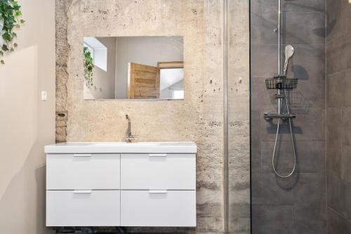bagno con lavandino bianco e doccia di Rauðafell ChickenCoop a Skogar