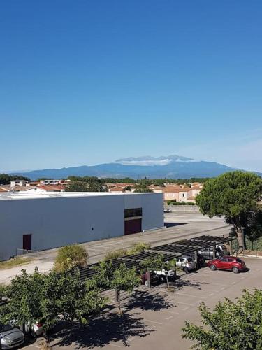 z góry widok na parking z budynkiem w obiekcie Paisible T2 piscine dans les Pyrénées orientales w mieście Saint-Estève