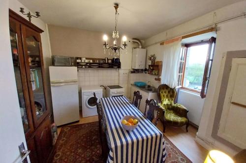 una cocina con una mesa con un bol de fruta. en Comfortable apartment in the heart of Vannes, en Vannes