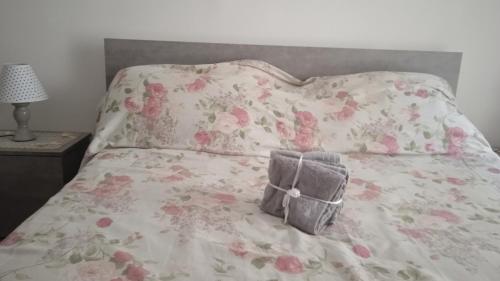 Bett mit Blumenbettdecke und 2 Kissen in der Unterkunft Da Anto in Trivio