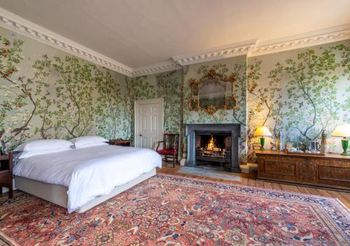 una camera con letto e camino di Wolterton Hall a Itteringham