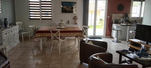 een keuken en eetkamer met een tafel en stoelen bij Maison agréable dans le Blayais in Cézac
