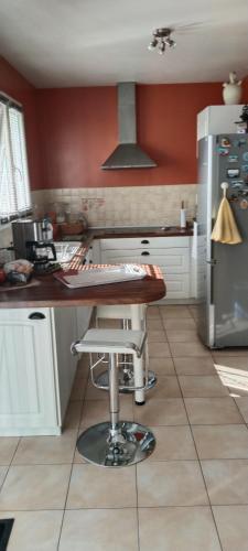 une cuisine avec une table au milieu d'une cuisine dans l'établissement Maison agréable dans le Blayais, à Cézac