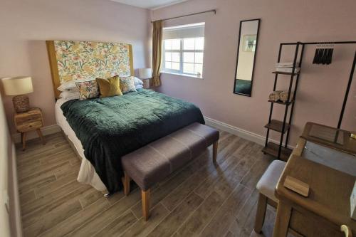 1 dormitorio con 1 cama con edredón verde en Gleann Ciuin, en Ballymartin