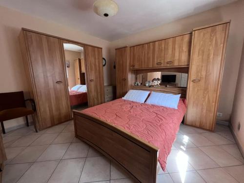 1 dormitorio con 1 cama grande y armarios de madera en Charmant cocon avec piscine en Vidauban