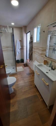 W łazience znajduje się umywalka, toaleta i prysznic. w obiekcie CASA CHICA El Bosque w mieście El Bosque