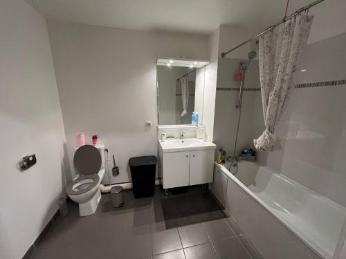 une salle de bain avec toilettes, lavabo et baignoire dans l'établissement Appartement calme - proche Paris, à Vitry-sur-Seine