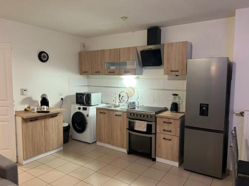 Il comprend une cuisine équipée d'un réfrigérateur et d'un lave-linge/sèche-linge. dans l'établissement Appartement calme - proche Paris, à Vitry-sur-Seine