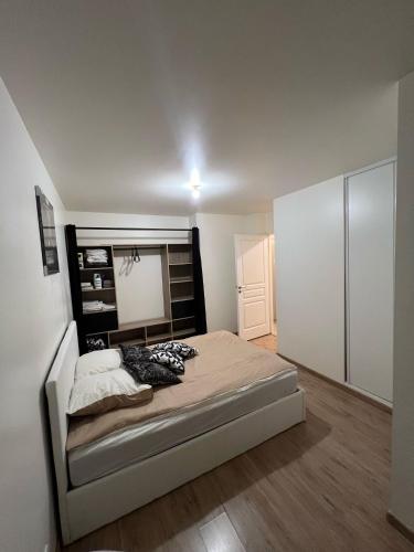 une chambre avec un grand lit dans une pièce dans l'établissement Appartement calme - proche Paris, à Vitry-sur-Seine