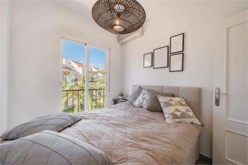 ein Schlafzimmer mit einem großen Bett und einem Fenster in der Unterkunft Stunning Duplex with Sea Views in Gran Alacant