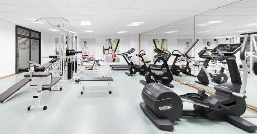 a gym with several treadmills and cardio machines at Elba Vecindario Aeropuerto Business & Convention Hotel in Vecindario