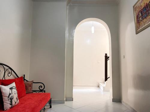 a room with a red bench and an archway at Villa Targa Piscine 10 minutes du centre - ARK Realty in Marrakech