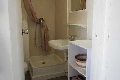 une petite salle de bain avec un lavabo et des toilettes dans l'établissement Studio - Grande Plage -Terrasse, au Barcarès