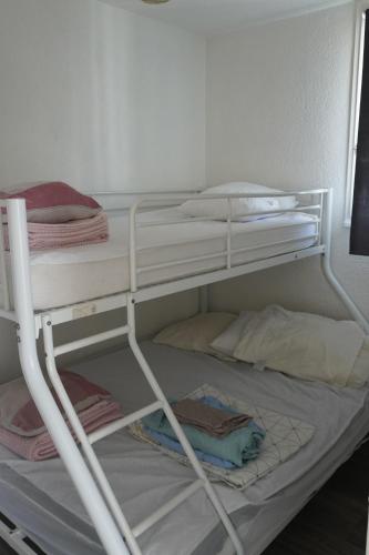 Ce lit superposé se trouve dans un dortoir doté de 2 lits superposés. dans l'établissement Studio - Grande Plage -Terrasse, au Barcarès