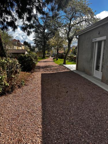 una entrada de grava frente a una casa en Maison coeur de ville Montchanin, en Montchanin