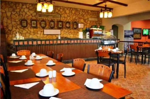 une salle à manger avec une table et des chaises dans un restaurant dans l'établissement jenlyn chalet-families only, à Ain Sokhna