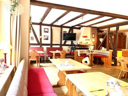 een restaurant met tafels en stoelen in een kamer bij Ferienpension bei Stenze in Senheim