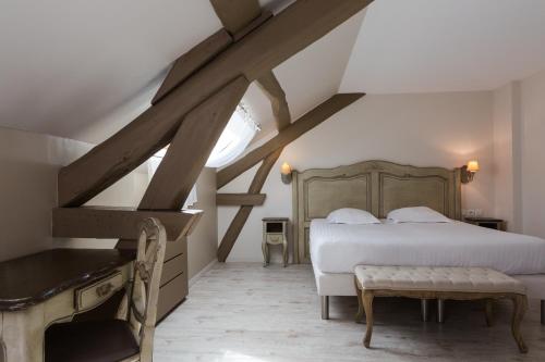 Postel nebo postele na pokoji v ubytování The Originals Boutique, Hôtel Les Poèmes de Chartres