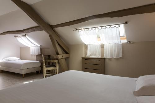 sypialnia z białym łóżkiem i oknem w obiekcie The Originals Boutique, Hôtel Les Poèmes de Chartres (Inter-Hotel) w mieście Chartres