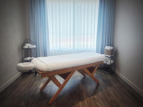 a hospitalificialificialificialificialificialificialificialificialificialificialificialificialificial bed at Hôtel Castel in Granby