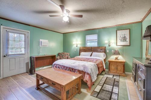Posteľ alebo postele v izbe v ubytovaní Rural Louisiana Vacation Rental with Fire Pit!
