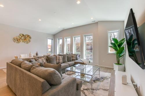 Televisyen dan/atau pusat hiburan di 7 Mi to Downtown Luxe Chicago Condo