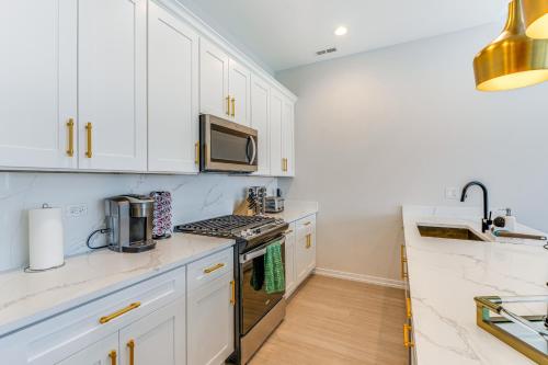 Dapur atau dapur kecil di 7 Mi to Downtown Luxe Chicago Condo