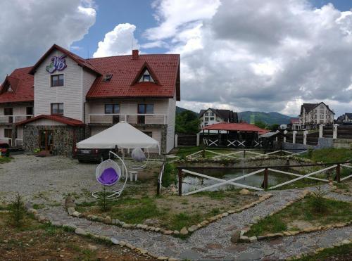 una casa con una tenda bianca di fronte di Whiteberry Studio a Bukovel