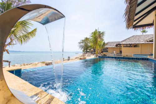 Bazén v ubytování Absolute Beachfront Villas nebo v jeho okolí