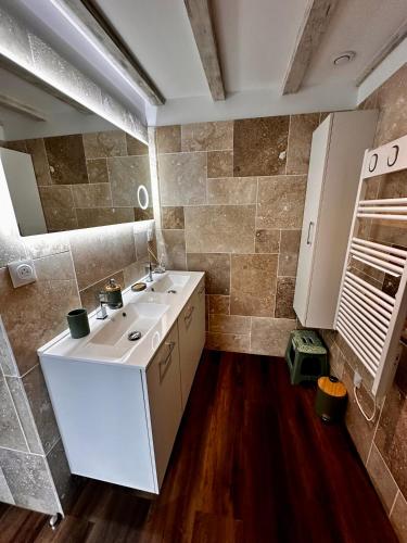 une salle de bain avec deux lavabos et un miroir dans l'établissement Maison coeur de ville Montchanin, à Montchanin