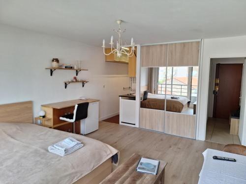 Chic Parisian Studio Retreat Bright Spacious and Secure Parking