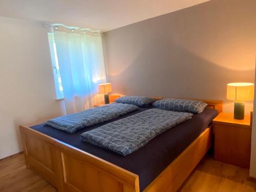 ein Schlafzimmer mit einem Bett mit blauen Kissen darauf in der Unterkunft Fischerhaus Usedom in Kamminke