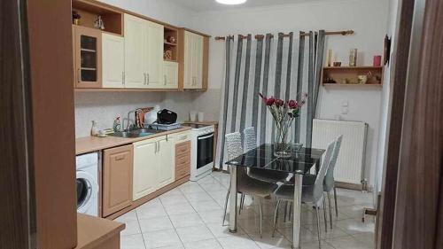 O bucătărie sau chicinetă la Ένα όμορφο και άνετο μέρος