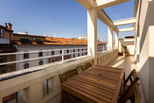un balcón con un banco de madera en un edificio en Gaffurio Apartments en Milán