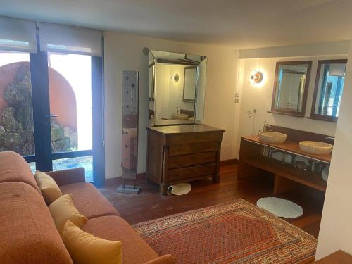 - un salon avec un canapé et un lavabo dans l'établissement Villa d'exception à Palaja avec piscines intérieures et extérieures, à Palaja