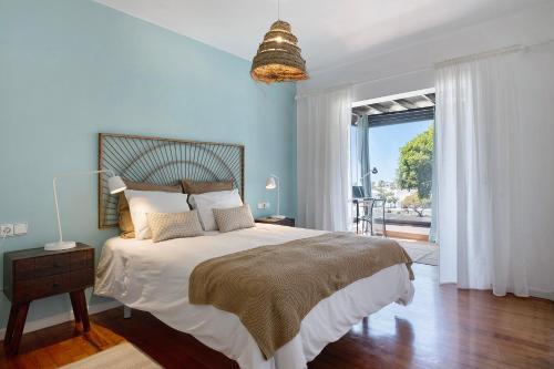 - une chambre avec un grand lit et une grande fenêtre dans l'établissement Casa La Rosa Del Mar, à Costa Teguise