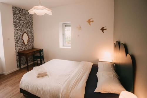 - une chambre avec un lit avec des oiseaux sur le mur dans l'établissement Maison privée, 2 ch. 6 pers. 5 min Gare, Parking, à Besançon