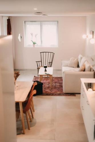 un salon avec un canapé et une table dans l'établissement Maison privée, 2 ch. 6 pers. 5 min Gare, Parking, à Besançon