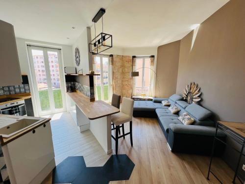 un salon avec un canapé bleu et une cuisine dans l'établissement Joyau rare port de Nice, à Nice