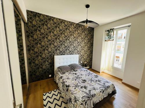 - une chambre dotée d'un lit avec un mur à motifs dans l'établissement Joyau rare port de Nice, à Nice