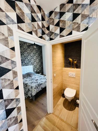 - une petite chambre avec un mur en damier dans l'établissement Joyau rare port de Nice, à Nice